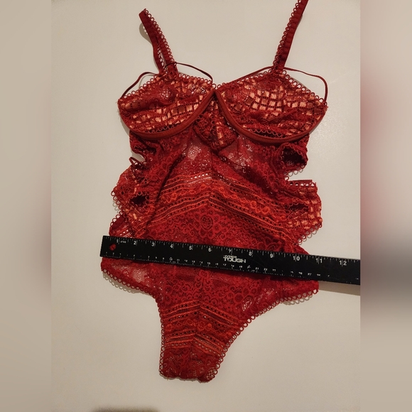 For love and lemons Red lace bodysuit with gold clasp Size XS - Picture 4 of 11